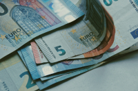 Οι δημόσιοι υπάλληλοι που υπηρετούν στο εξωτερικό δικαιούνται και το επίδομα αλλοδαπής και στην οικογενειακή παροχή