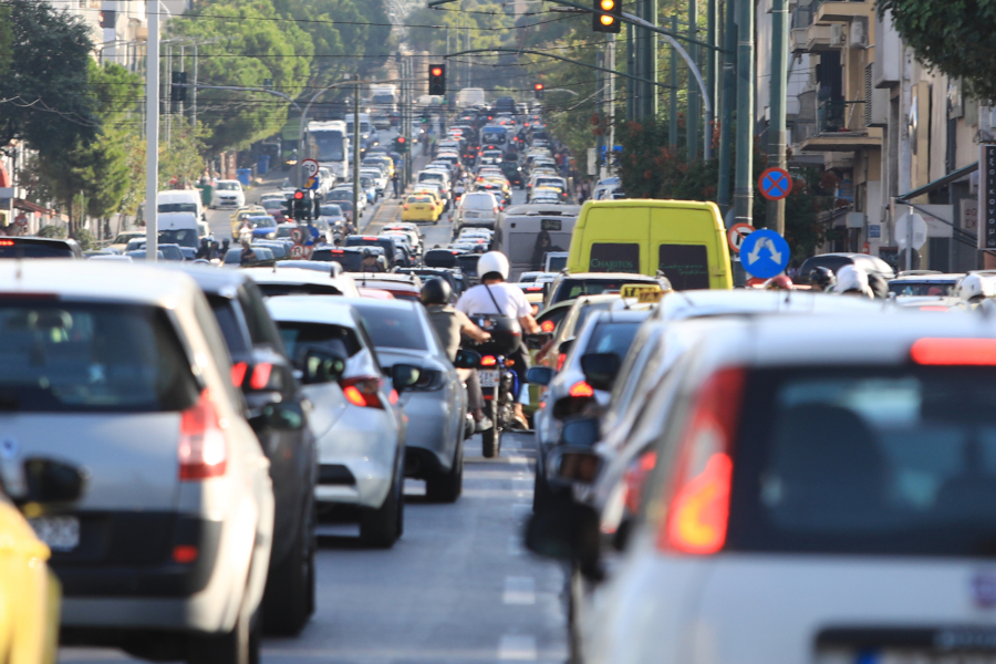 Τροχαίο στο Καλλιμάρμαρο – Στο «κόκκινο» η κίνηση, 30 λεπτά καθυστερήσεις στην Αττική οδό