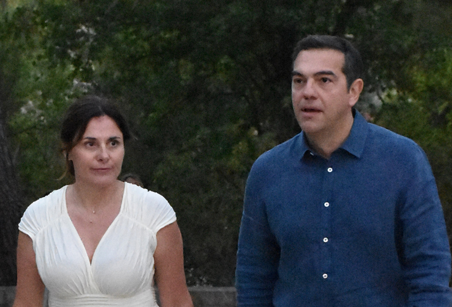 Στη συναυλία του Θανάση Παπακωνσταντίνου ο Τσίπρας με την Μπαζιάνα