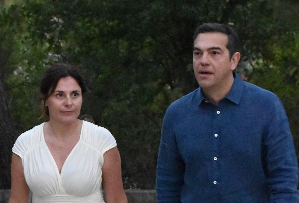 Στη συναυλία του Θανάση Παπακωνσταντίνου ο Τσίπρας με την Μπαζιάνα