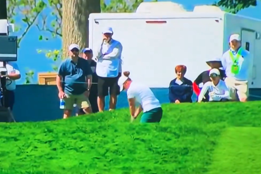 Η στιγμή που αθλήτρια του γκολφ χτυπά δυνατά περιστέρι με το μπαλάκι της