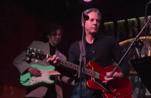 Ο Μπλίνκεν... ροκάρει σε μπαρ του Κιέβου και εξοργίζει τους Ουκρανούς - Βίντεο