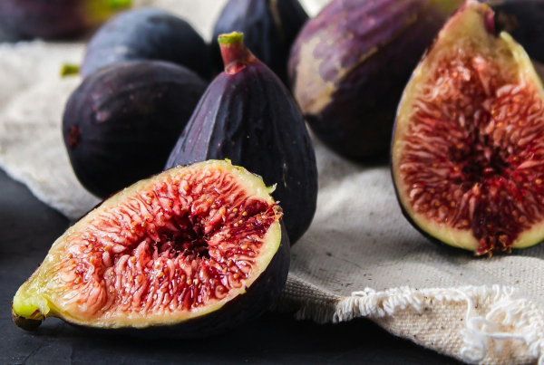 Αυτός είναι ο «σωστός» τρόπος για να καθαρίζουμε τα σύκα (Βίντεο)