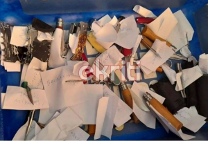 Η εικόνα της ημέρας: Πήγαν στο προσυνέδριο της ΝΔ στο Ηράκλειο με σουγιάδες