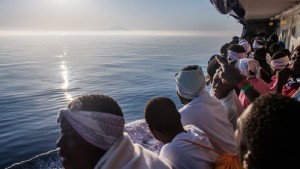 Aquarius: Με ιταλικά πλοία θα μεταφερθούν στην Ισπανία οι μετανάστες
