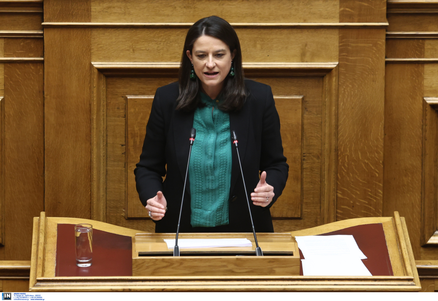 Αιφνιδιασμός από την Κεραμέως: Με επιστολική ψήφο και στις εθνικές εκλογές, σφοδρές αντιδράσεις