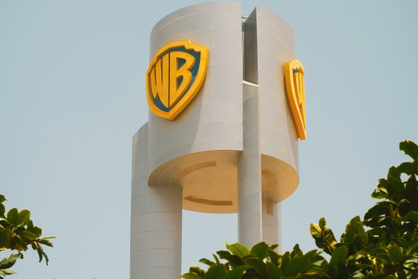 Οι μέτοχοι της Warner Bros ενέκριναν την εξαγορά της εταιρείας από την Paramount για 111 δισ. δολαρίων
