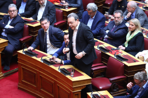 Κατά μέτωπο επίθεση από Φάμελλο στο Μαξίμου