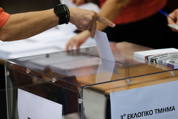 Δημοσκόπηση Opinion Poll: 25,7% ΝΔ, 13,2% ΕΛΑΣ, 10,1% ΠΑΣΟΚ - «Εξαΰλώνεται» το κόμμα Καρυστιανού
