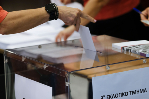 Δημοσκόπηση Opinion Poll: 25,7% ΝΔ, 13,2% ΕΛΑΣ, 10,1% ΠΑΣΟΚ - «Εξαΰλώνεται» το κόμμα Καρυστιανού