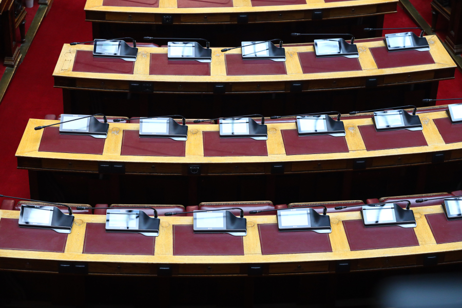 Νέοι, γυναίκες και εργατική τάξη ψάχνουν θέση στο «γερασμένο» και ανδροκρατούμενο ελληνικό κοινοβούλιο