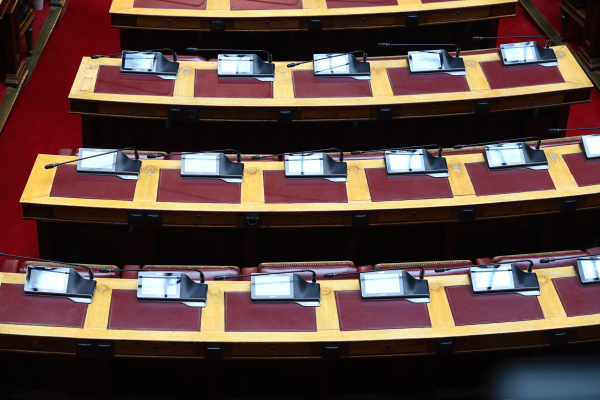 Νέοι, γυναίκες και εργατική τάξη ψάχνουν θέση στο «γερασμένο» και ανδροκρατούμενο ελληνικό κοινοβούλιο