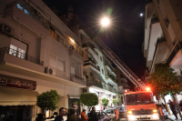 Φωτιά στου Γκύζη: Απεγκλωβίστηκε γυναίκα με εγκαύματα (Εικόνες και βίντεο)