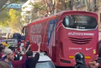 Επίθεση με πέτρες δέχθηκε η αποστολή της Ατλέτικο Μαδρίτης από οπαδούς της Μπαρτσελόνα (Βίντεο)