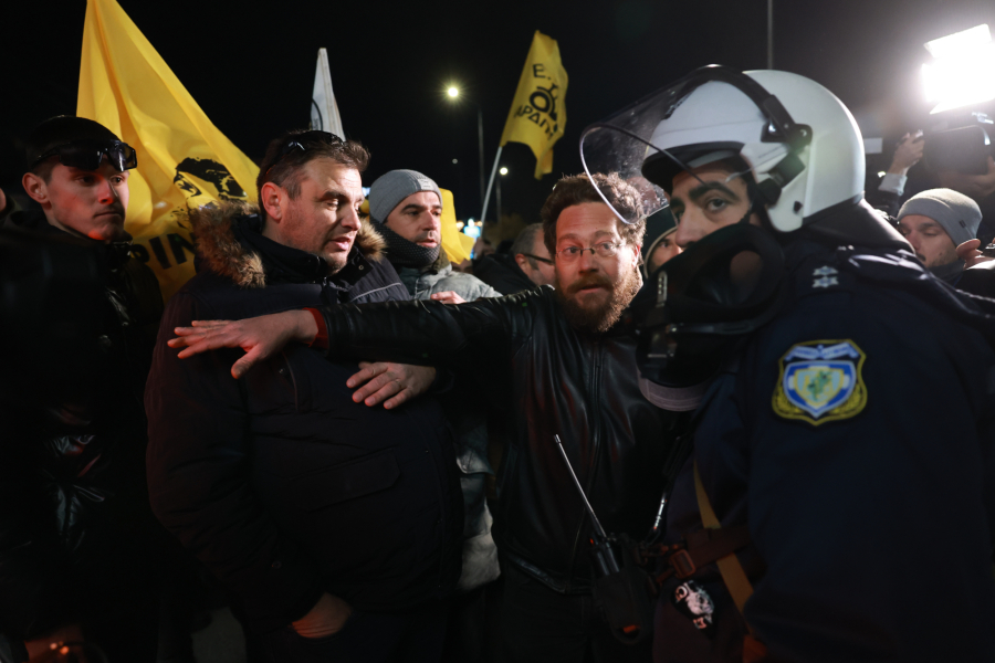 Απόβαση τρακτέρ στον ΟΣΕ Θεσσαλονίκης: Ένταση με την αστυνομία