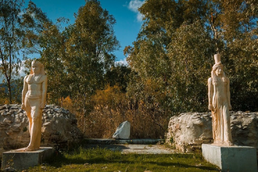 Η υποτιμημένη παραλία της Αθήνας με την αρχαία Αιγυπτιακή πυραμίδα και τους φοίνικες