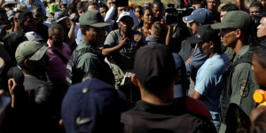 Χάος στη Βενεζουέλα: Πυρά από τον στρατό, νεκροί και κλειστά σύνορα