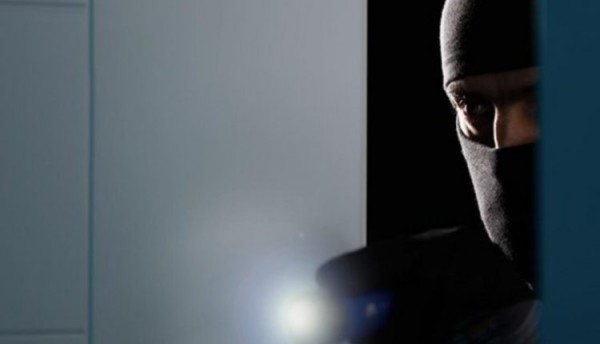 Τρόμος στην Παιανία: Ληστές μπούκαραν στην κρεβατοκάμαρα ζευγαριού