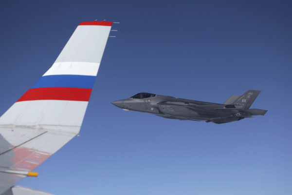 Με τη συνοδεία αμερικανικών F-35 επέστεψε ο Πούτιν στη Ρωσία (βίντεο)