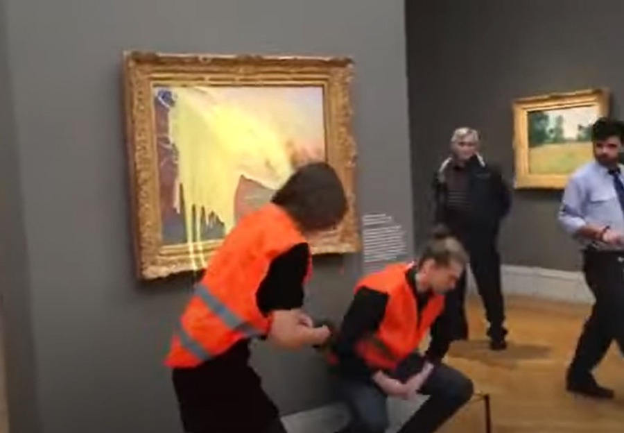 Απίστευτη διαμαρτυρία από ακτιβιστές: Έριξαν πουρέ πατάτας σε πίνακα του Μονέ (βίντεο)