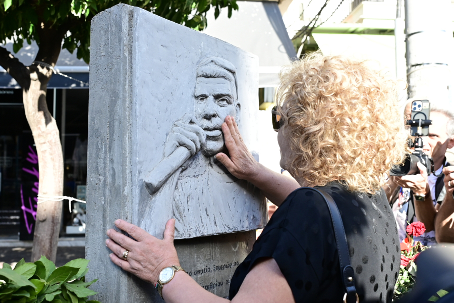 Παύλος Φύσσας: Στο μνημείο του γιου της η Μάγδα Φύσσα - Πορεία για τα 12 χρόνια από τη δολοφονία του (Εικόνες)