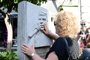 Παύλος Φύσσας: Στο μνημείο του γιου της η Μάγδα Φύσσα - Πορεία για τα 12 χρόνια από τη δολοφονία του (Εικόνες)