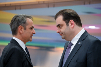 Πώς αλλάζει ο χάρτης των παροχών αν οι εκλογές γίνουν το 2026 ή αν γίνουν το 2027