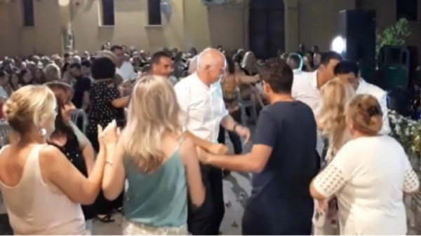 Αχαΐα: Ο Γιώργος Παπανδρέου έσυρε τον χορό σε πανηγύρι (video)