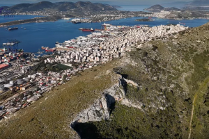 Ο «θρόνος του Ξέρξη» από ψηλά και η ιστορική ελιά της Όρσας, ηλικίας 2.500 ετών