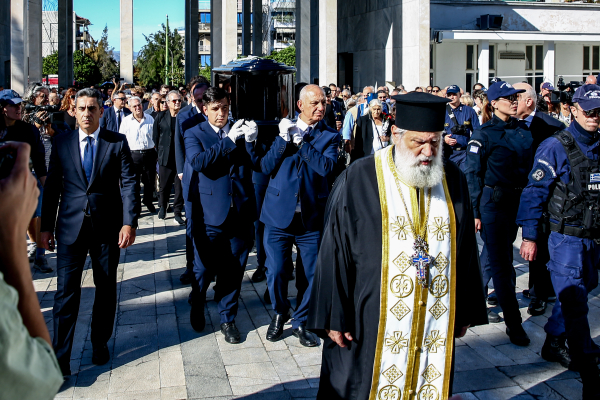 Η κηδεία του Σαββόπουλου «στοιχειώνει» το ΠΑΣΟΚ