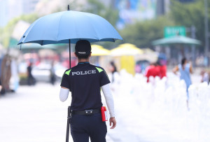 Σεούλ: Ανδρας έριξε το αυτοκίνητό του, φορτωμένο με γκαζάκια, στην πύλη της πρεσβείας των ΗΠΑ