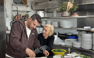 «Akis’ Food Tour»: Το γευστικό tour του Άκη Πετρετζίκη συνεχίζεται στο Αγρίνιο