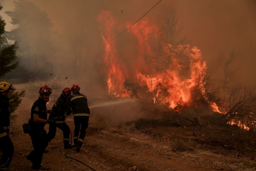 Φωτιά στην Αρκαδία: Κοντά σε σπίτια οι φλόγες σε δυο χωριά, έφτασαν οι Τσέχοι πυροσβέστες (βίντεο, εικόνες)