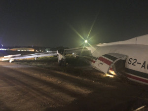 Μιανμάρ: Αεροσκάφος διαλύθηκε κατά την προσγείωσή του (pics)