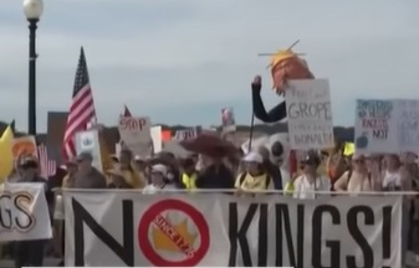 «No Kings»: Εκατομμύρια στους δρόμους κατά Τραμπ - Γυναίκα σημάδεψε με όπλο διαδηλωτές (βίντεο)