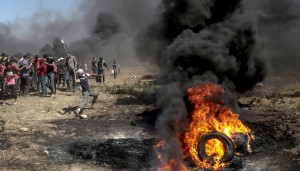 Σφαγή στην Γάζα: Θρηνούν τους νεκρούς οι Παλαιστίνιοι - Φόβοι για νέο λουτρό αίματος, παγκόσμιος διπλωματικός «πυρετός»