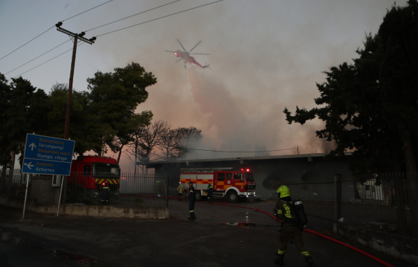 Φωτιά στο Μενίδι: Στάχτη το εργοστάσιο και τεράστιες καταστροφές (βίντεο)