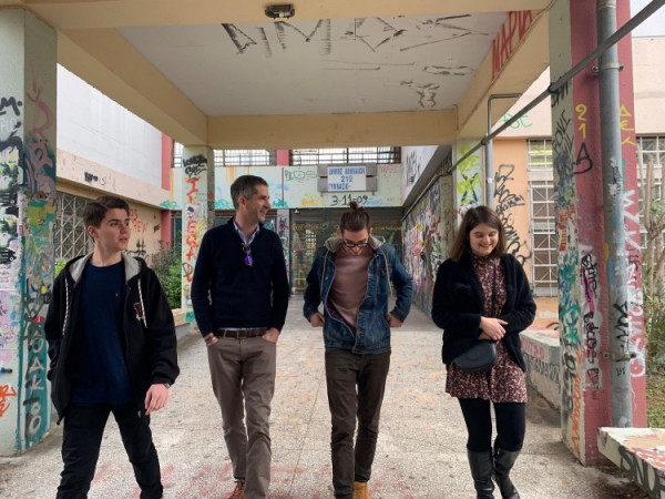 Στο συγκρότημα της Γκράβας ο Κώστας Μπακογιάννης - Η συζήτηση με τους μαθητές (βίντεο)