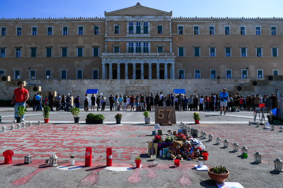 Καρυστιανού για τα 57 ονόματα θυμάτων στο Σύνταγμα: H Πολιτεία που σκότωσε τα παιδιά μας, να μην τα σβήσει