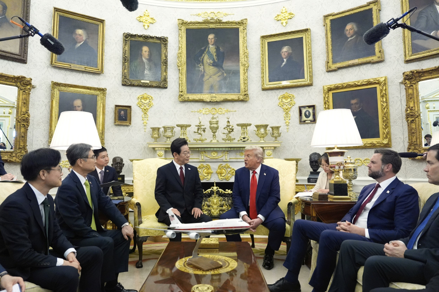 Το παραφορτωμένο χρυσό Οβάλ γραφείο του Τραμπ - Το πριν και το μετά (Εικόνες)