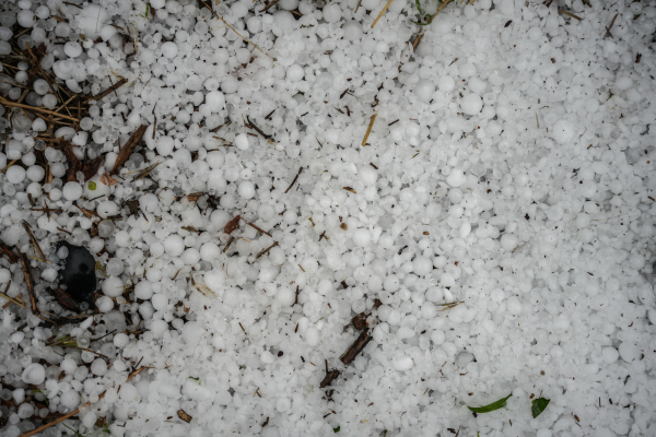 Χαλάζι σάρωσε τις Αφίδνες - Πινακίδα προσγειώθηκε σε 3 αυτοκίνητα