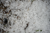 Χαλάζι σάρωσε τις Αφίδνες - Πινακίδα προσγειώθηκε σε 3 αυτοκίνητα