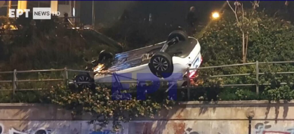 Σώθηκαν στο... παρά τρίχα: Μπάρες σταμάτησαν ΙΧ από το να πέσει στην Βουλιαγμένης