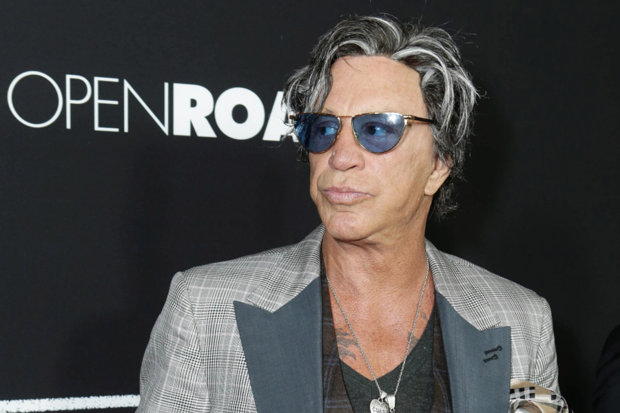 Μίκι Ρουρκ: Πρώτη παρατήρηση από την παραγωγή του «Big Brother» για ομοφοβικά σχόλια (Βίντεο)