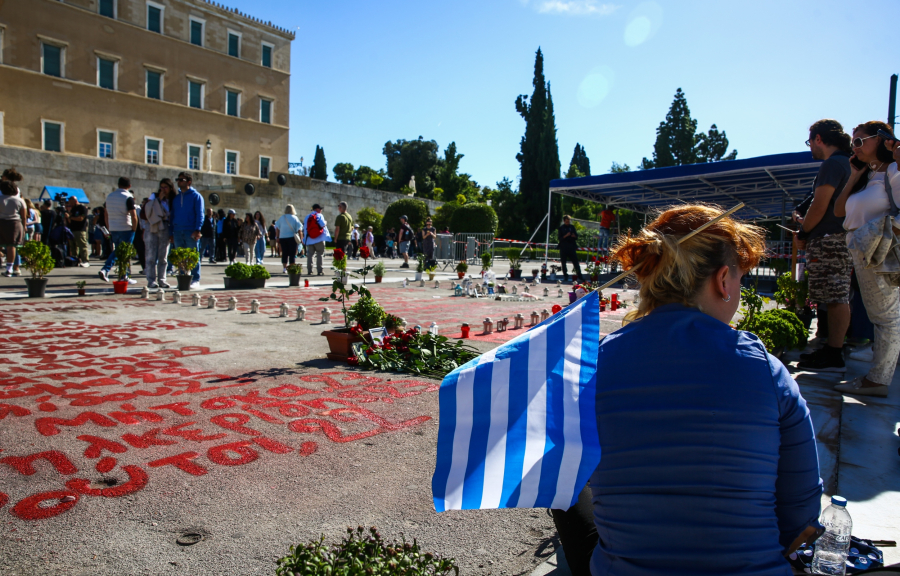 28η Οκτωβρίου: Άφησαν λουλούδια στα ονόματα μπροστά στον Άγνωστο Στρατιώτη (εικόνες)