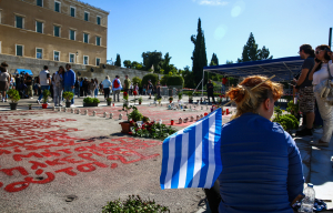 28η Οκτωβρίου: Άφησαν λουλούδια στα ονόματα μπροστά στον Άγνωστο Στρατιώτη (εικόνες)