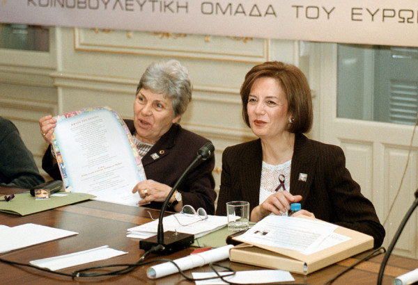 Photo: ΑΠΕ - Στα δεξιά της φωτογραφίας η Μυρσίνη Λαμπράκη