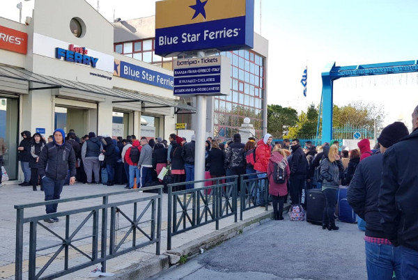 Πειραιάς: Εικόνες ντροπής και ταλαιπωρία δίχως τέλος - Οργή ταξιδιωτών για τα νησιά (pic)