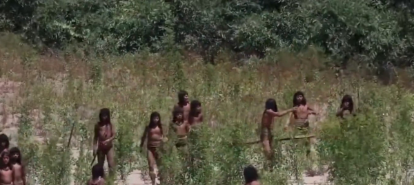 Σπάνιο βίντεο αποκαλύπτει απομονωμένη φυλή στον Αμαζόνιο