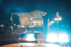 Συμμορίες ανηλίκων σε άγρια συμπλοκή με μπουνιές, κλωτσιές και ρόπαλα, στο Σύνταγμα